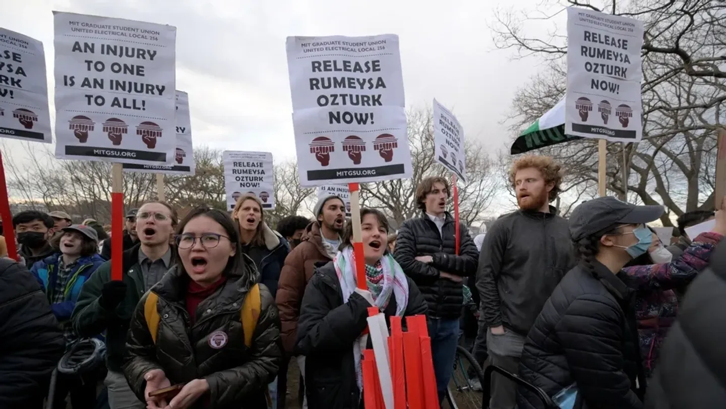 نحو 30 عضواً في الكونغرس الأمريكي يطالبون بالشفافية بشأن احتجاز الطالبة التركية أوزتورك