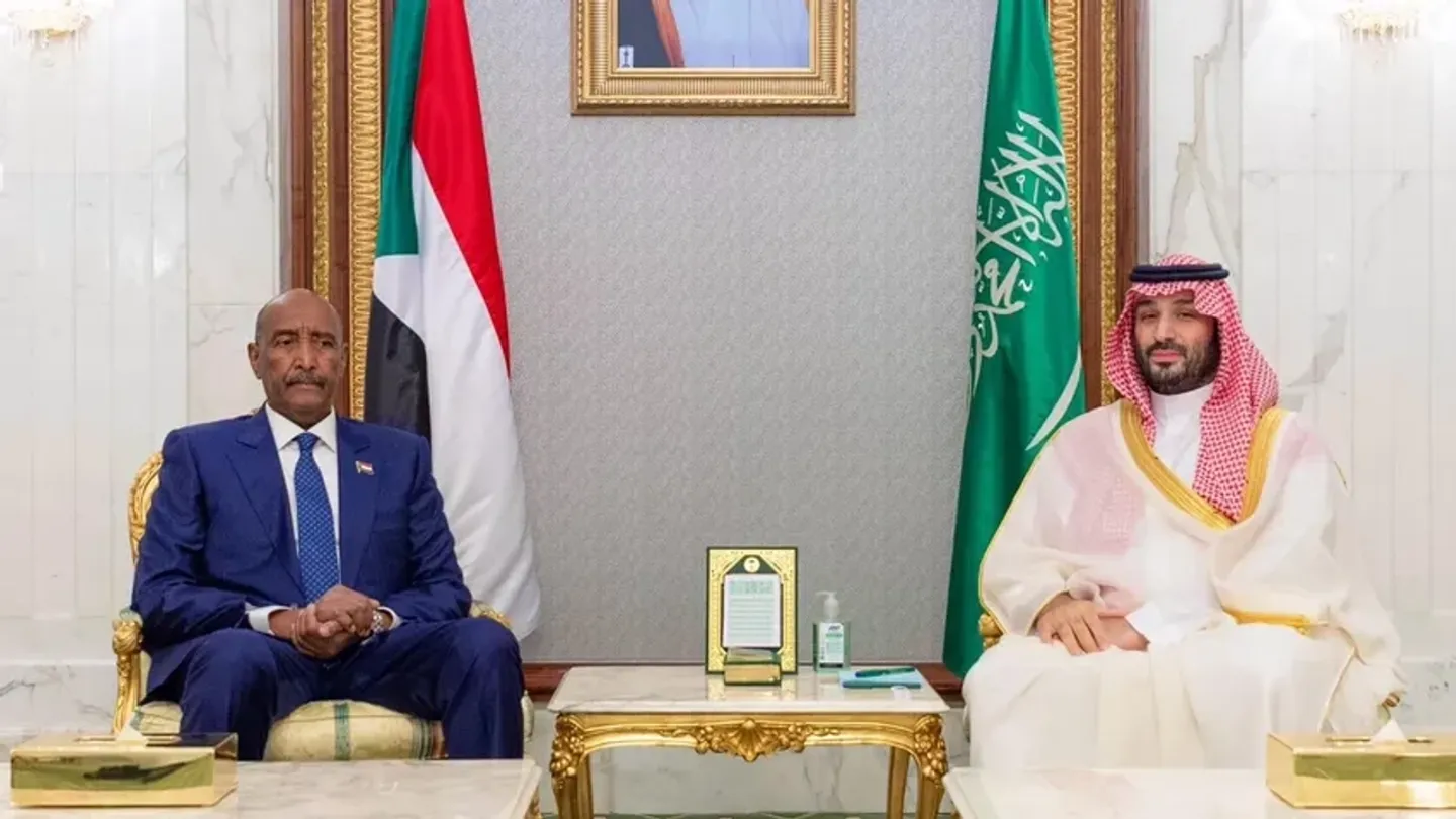 البرهان يبحث مع ابن سلمان التعاون المشترك في أول زيارة خارجية له بعد "تحرير الخرطوم"