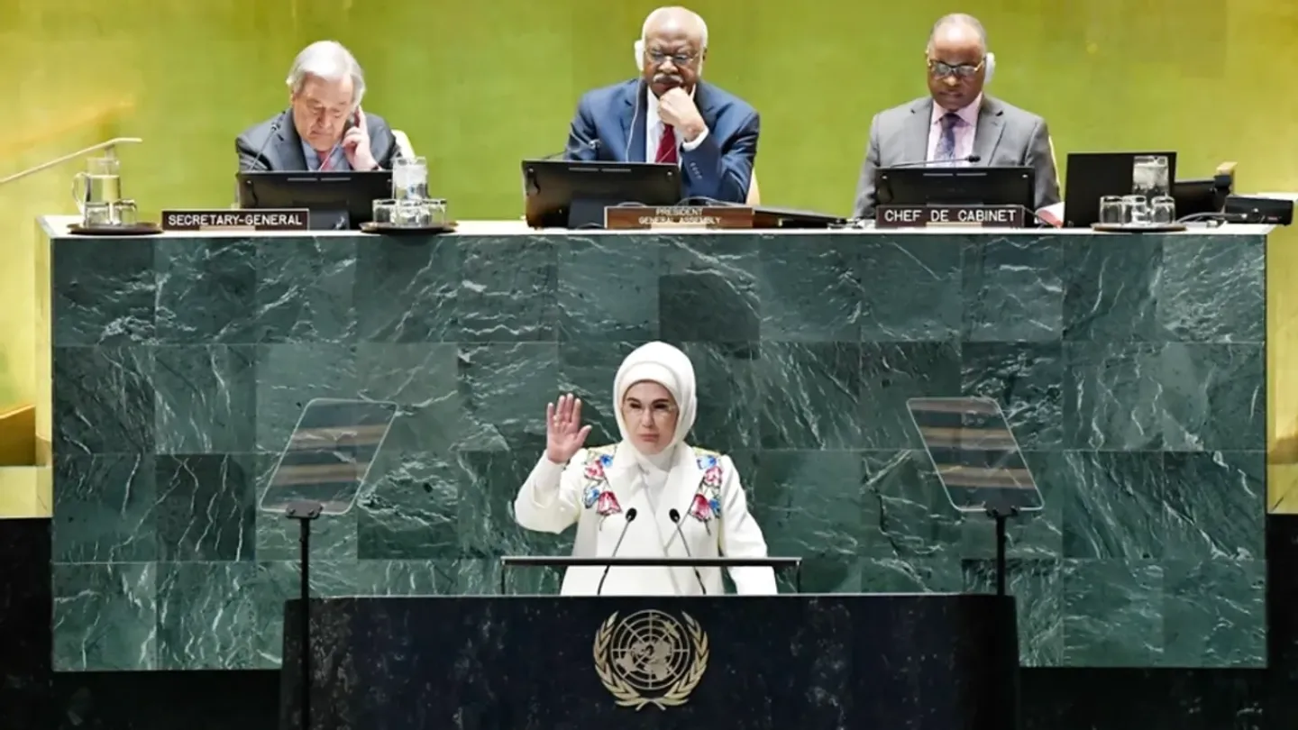 "إهدار الموارد بكل ثوب".. أمينة أردوغان من الأمم المتحدة: صناعة الموضة تفرض فاتورة باهظة على البشر