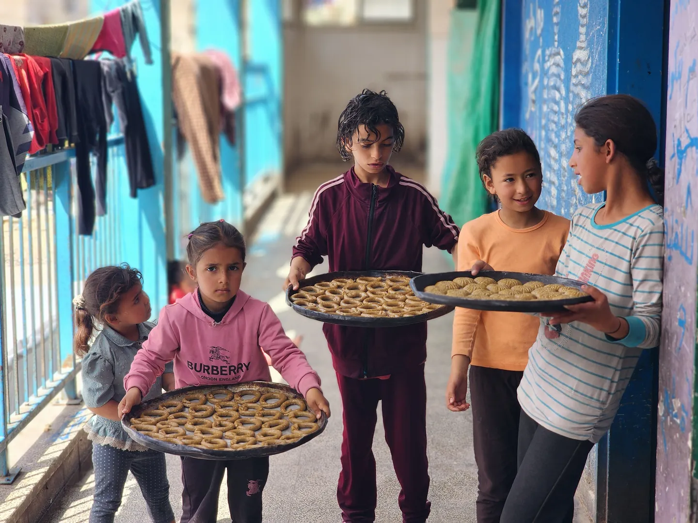 Dalam gambar: Para Ibu Palestina membawa kegembiraan bagi anak-anak Gaza jelang Hari Raya Idul Fitri