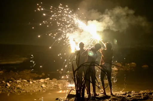 Yeni Dehlidəki Yamuna çayı zəhərli köpüklə örtülüb