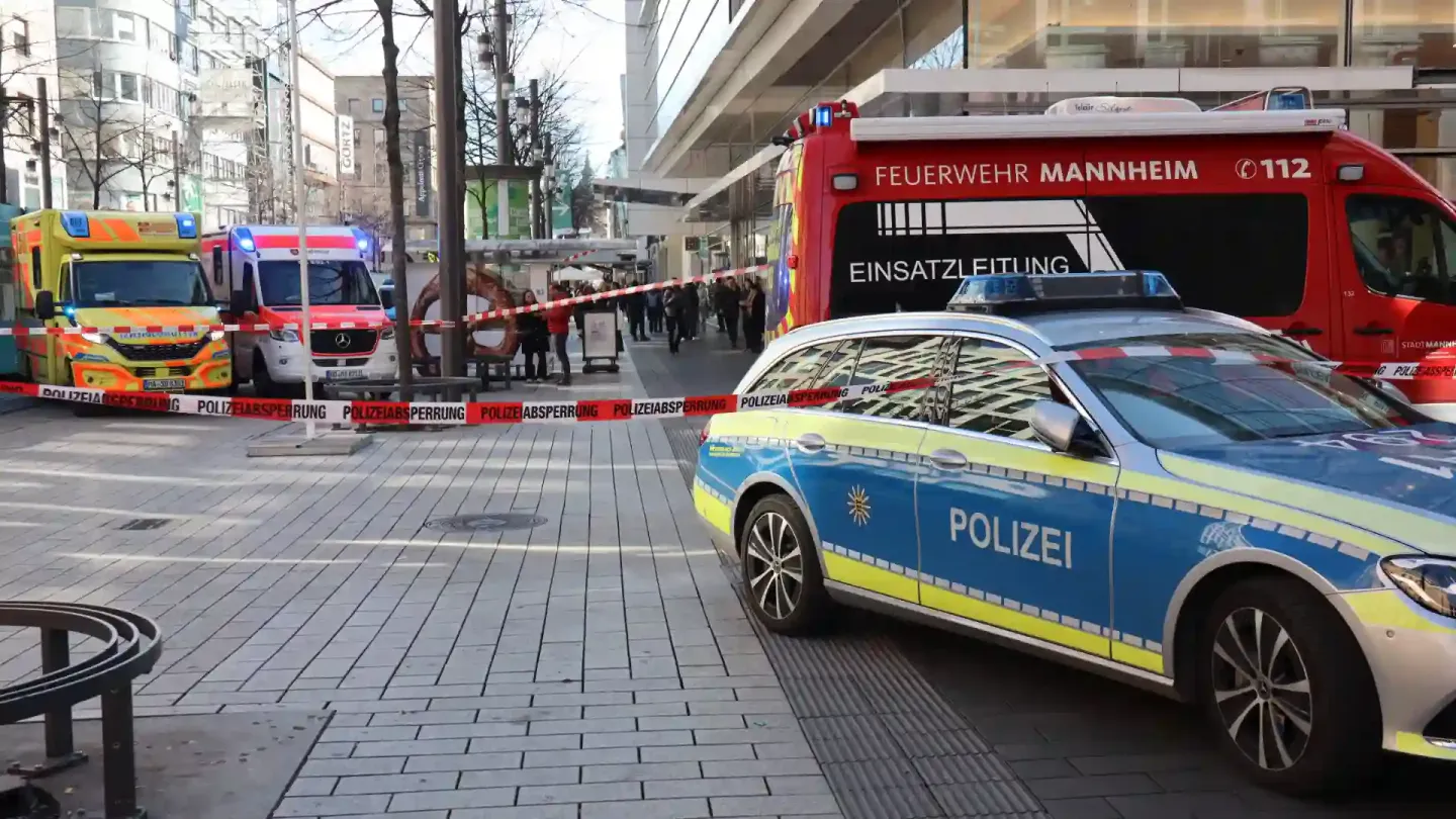 Auto fährt in Menschenmenge - mindestens zwei Tote