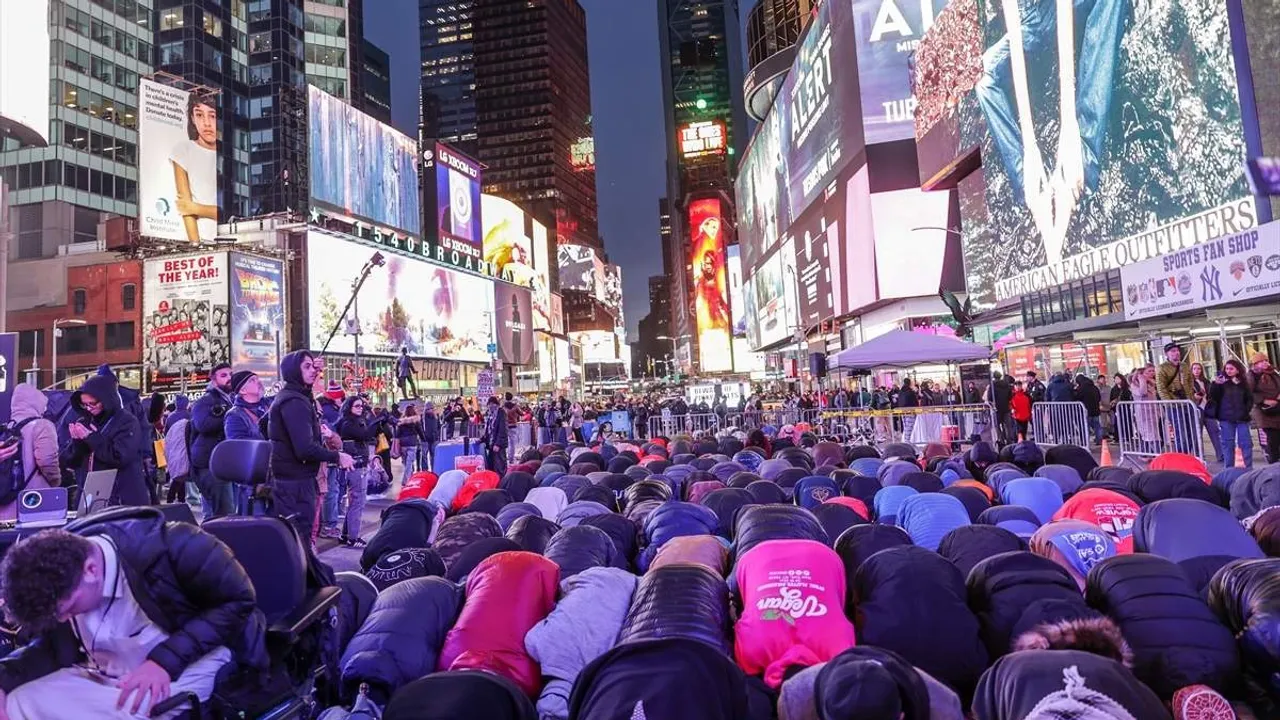 Muslimani klanjali teravih-namaz na Times Squareu u New Yorku