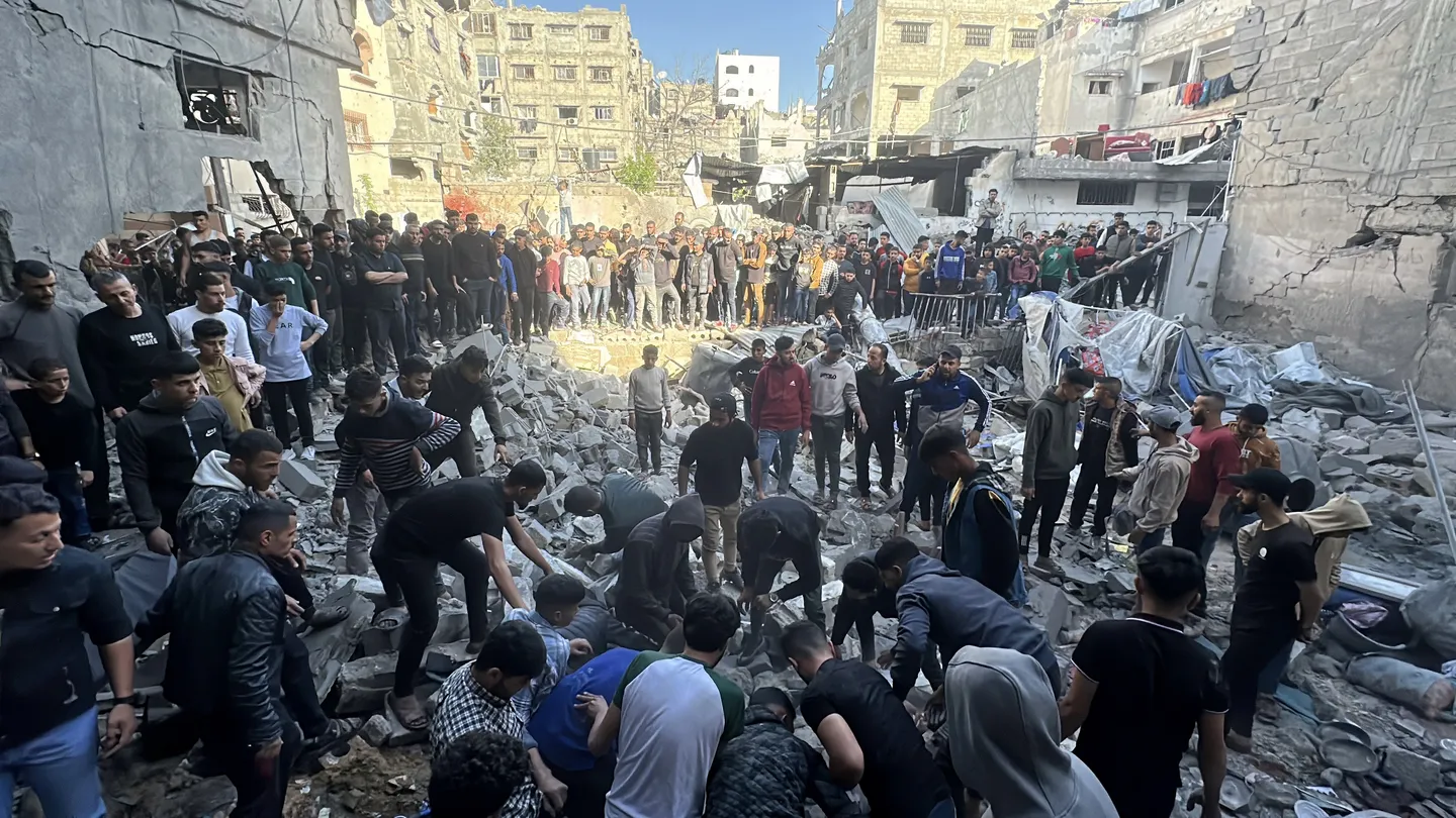 أول أيام العيد.. 33 شهيداً غالبيتهم أطفال ونساء بغارات إسرائيلية على غزة