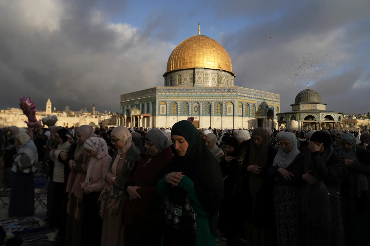 מסגד אל־אקצא וכנסיית הקבר נפתחו נפתח מחדש אחרי 40 ימי סגירה כפויה של רשויות הכיבוש