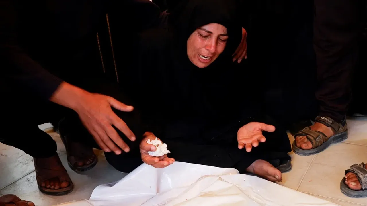 "ارتدوا أكفاناً بدل ملابس العيد".. عشرات الشهداء في غزة بينهم أطفال في أول أيام الفطر