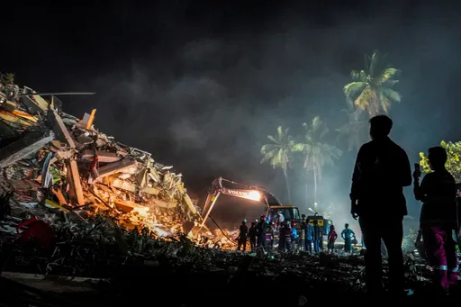 Kobieta uratowana spod gruzów trzęsienia ziemi w Mjanmie, ratownicy szukają ocalałych