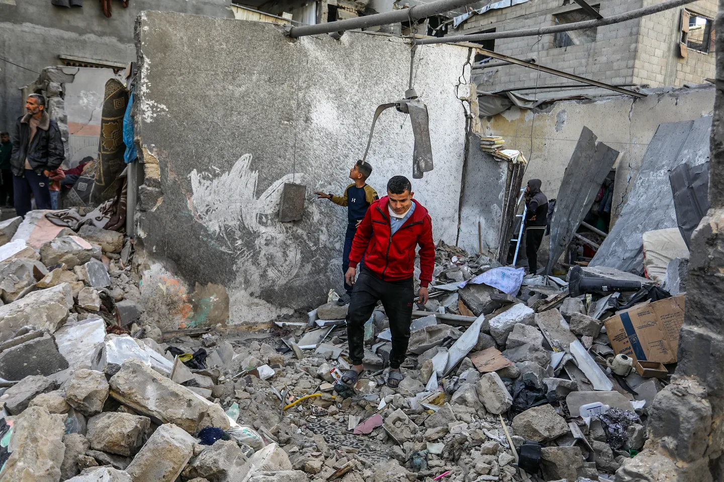 شهداء بتجدد قصف الاحتلال مناطق بغزة في ثاني أيام العيد.. وحماس تطالب بحماية الطواقم الإنسانية