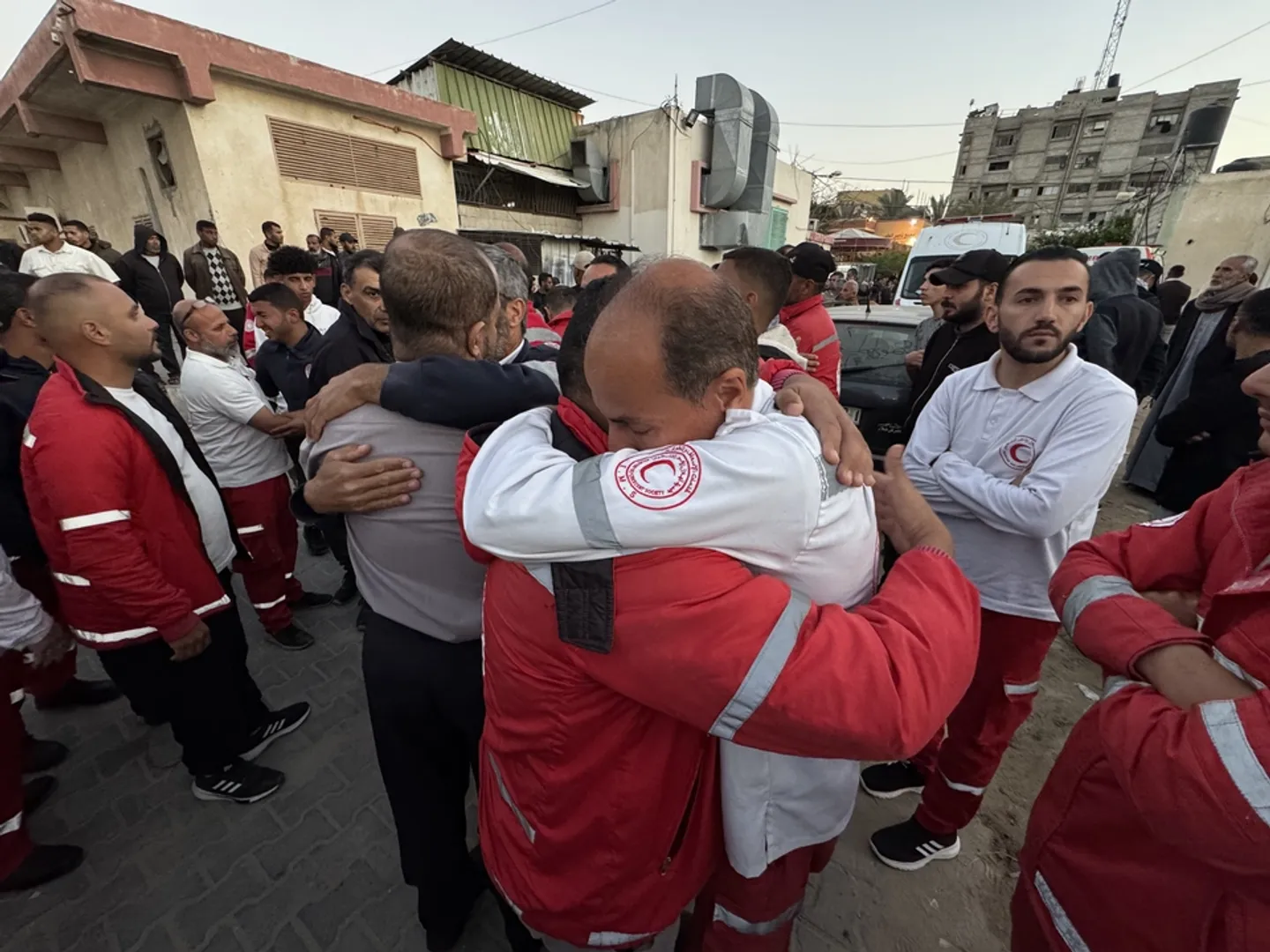 الهلال الأحمر تحت النار: استشهاد 49 من كوادره منذ بدء حرب غزة واستهداف جديد يثير غضباً دولياً