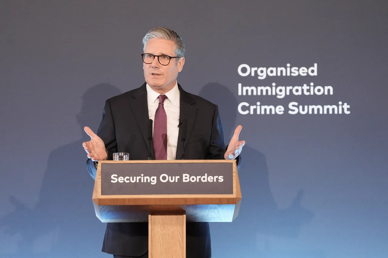 Britse premier roept op tot gecoördineerde strijd tegen mensensmokkelaars