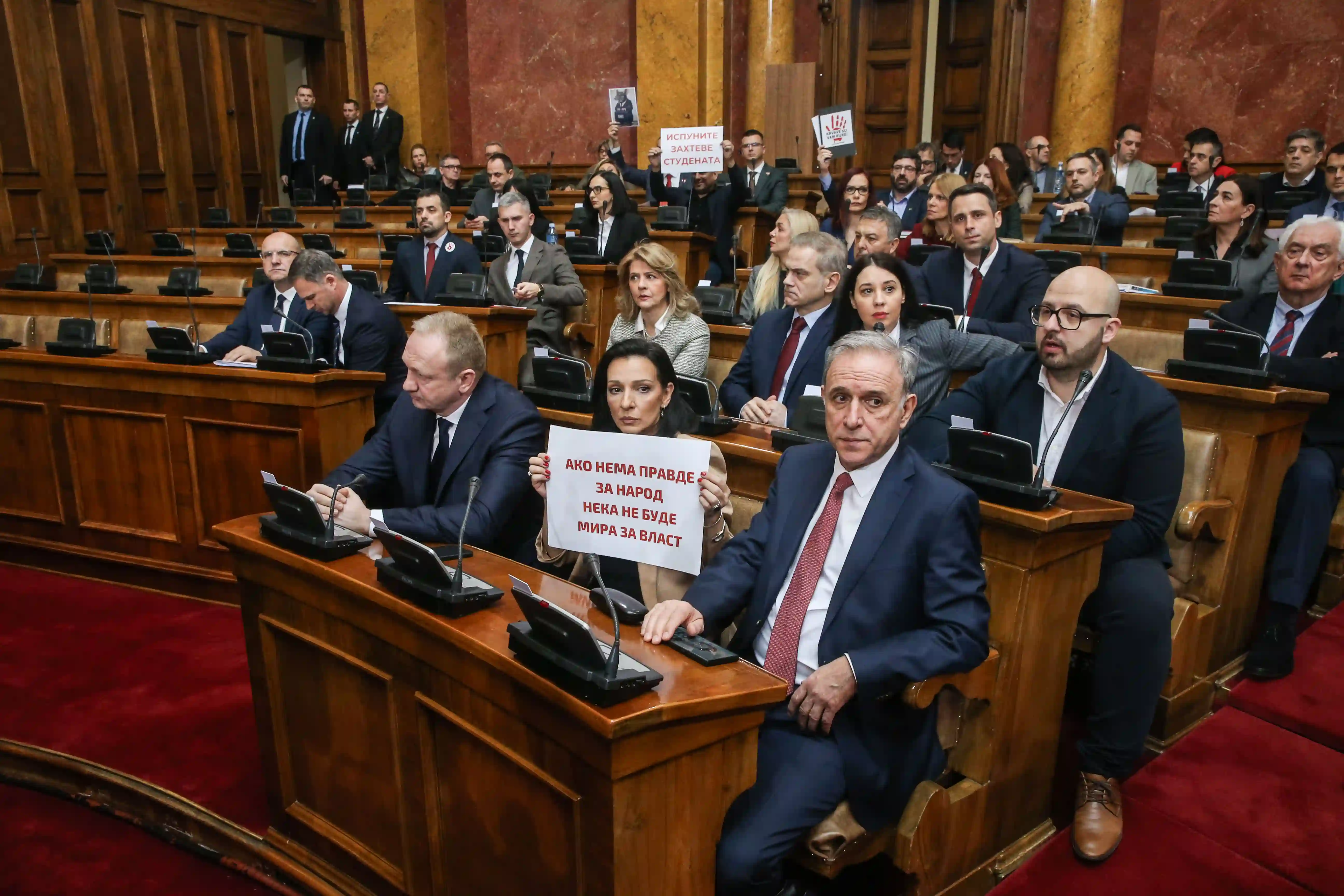 Prekinuta sednica Narodne skupštine Srbije nakon što su u salu bačene dimne bombe