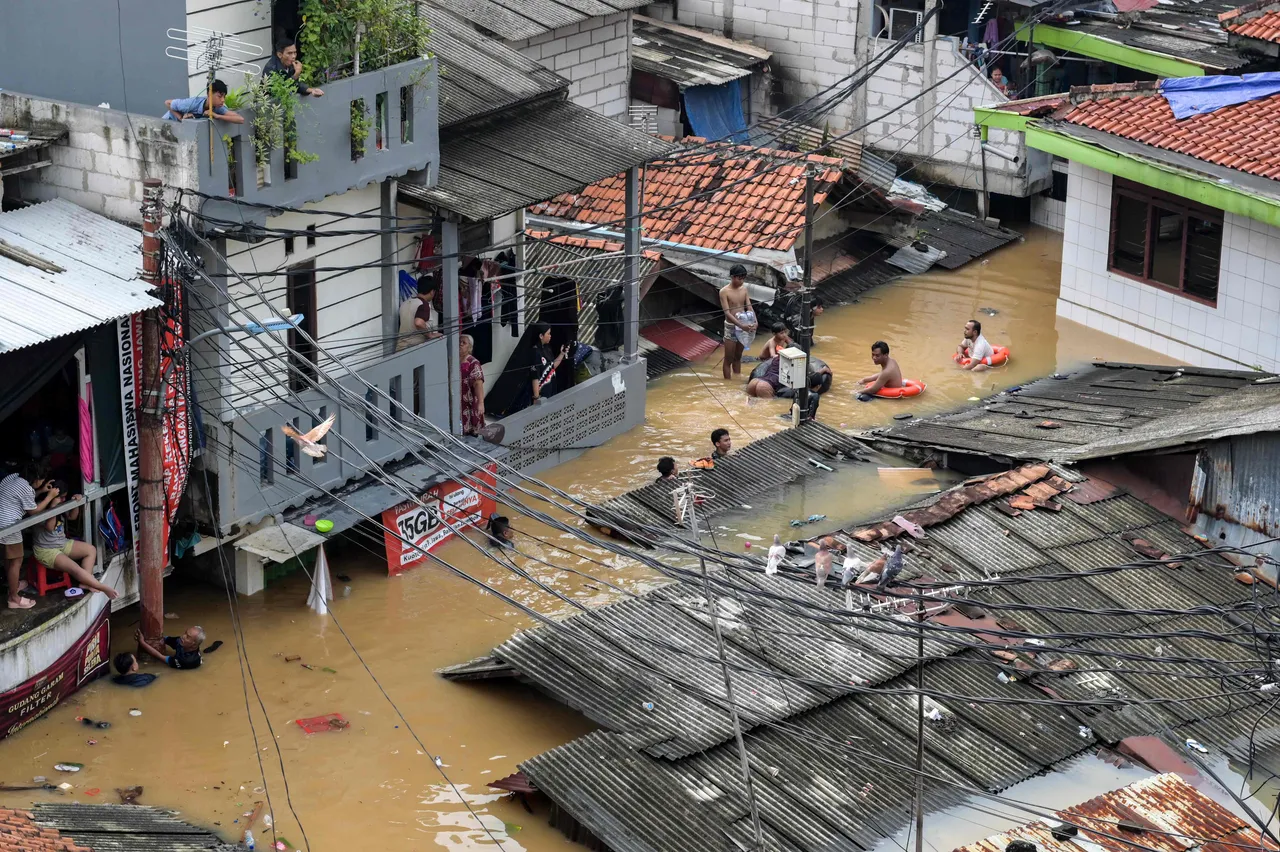 Hujan deras picu banjir melebihi satu meter di Jakarta Timur