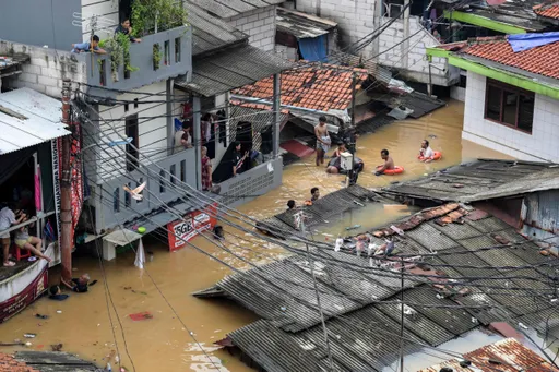 Hujan deras picu banjir melebihi satu meter di Jakarta Timur