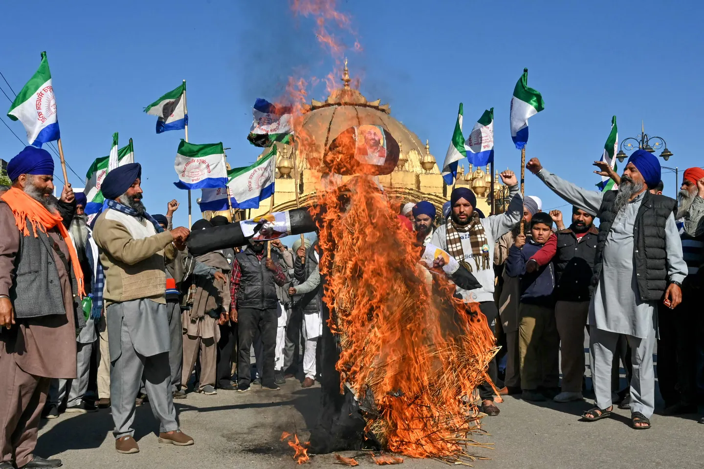 India menahan ratusan petani, menghancurkan kamp protes