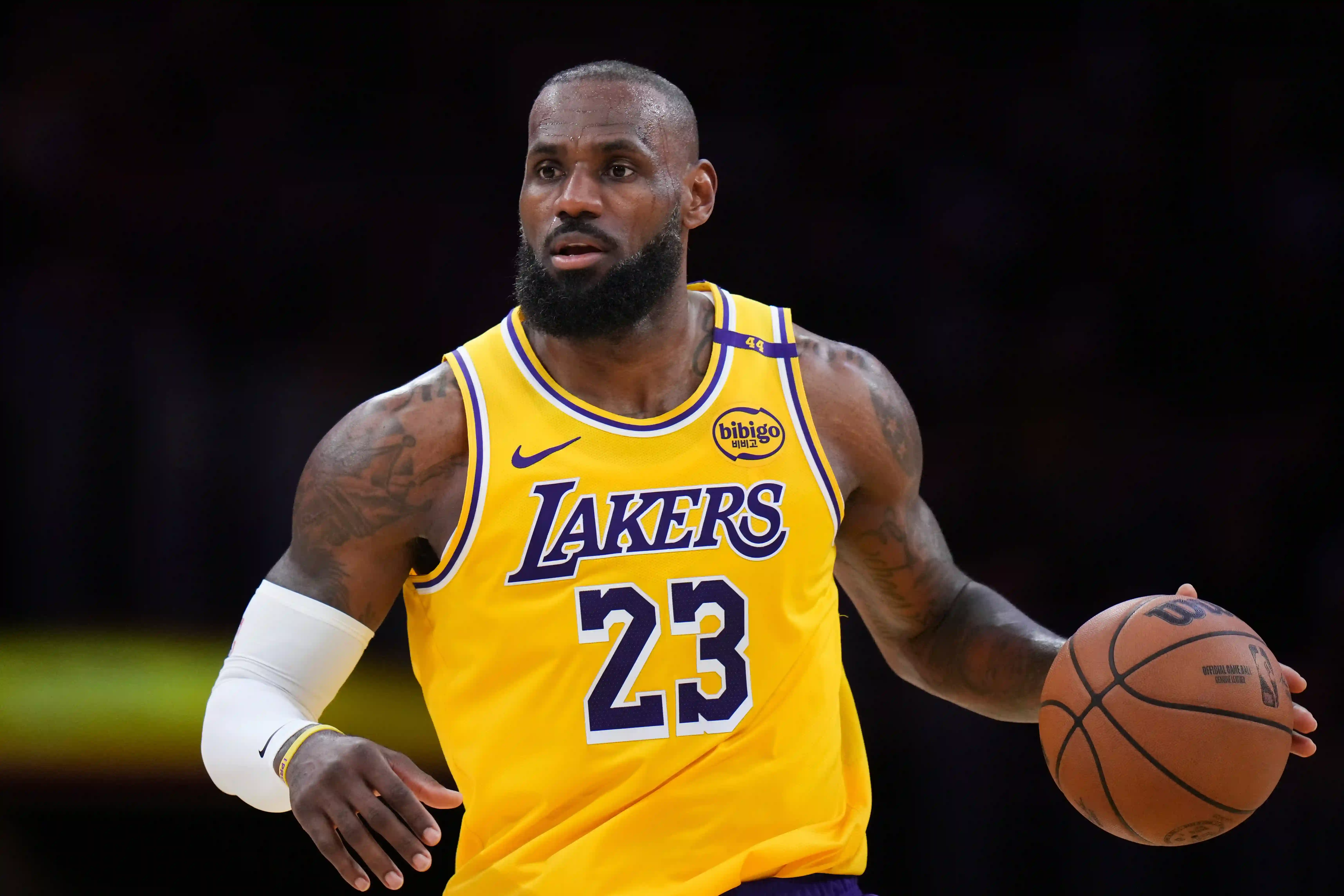 LeBron James torna-se o primeiro jogador da NBA a atingir 50.000 pontos