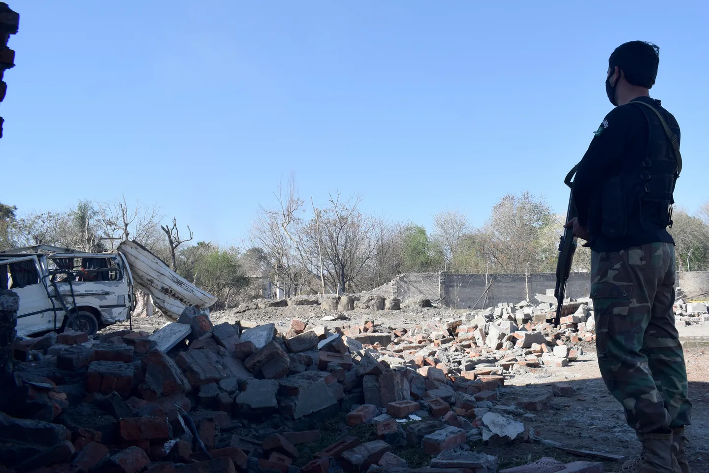 د پاکستان په بنو ښار کې پر پوځي هډې ځانمرګی برید وشو