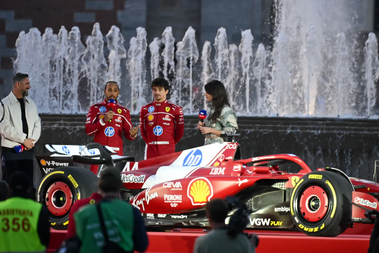 Ferrarijev bolid Formule 1 predstavljen u Milanu: Leclerc i Hamilton oduševili fanove