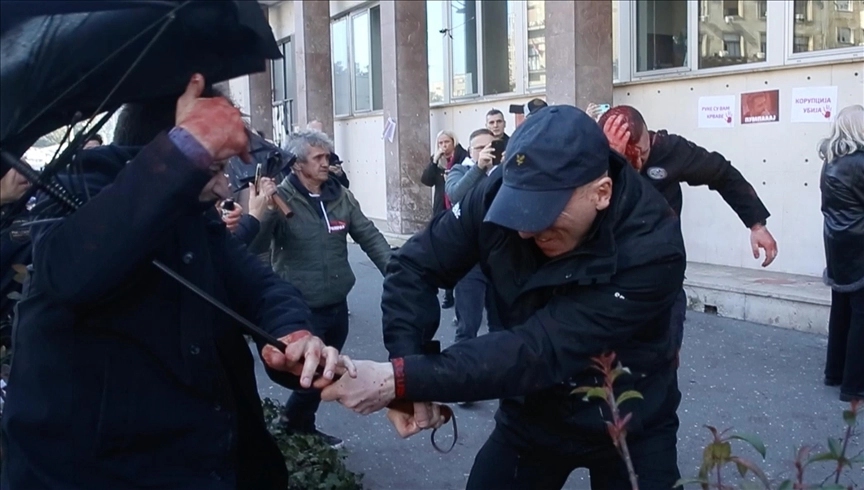 Тепачка меѓу граѓани и обезбедувањето пред белградското Собрание