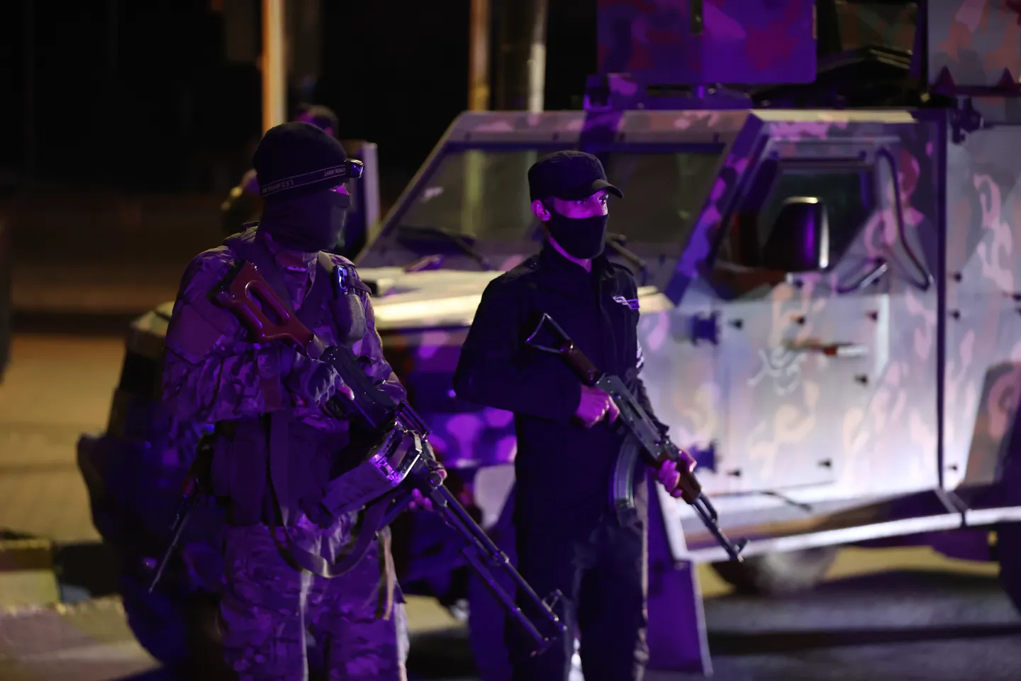 الأجهزة الأمنية السورية تتصدى لفلول الأسد في اللاذقية وتفرض حظر تجوال عام في طرطوس