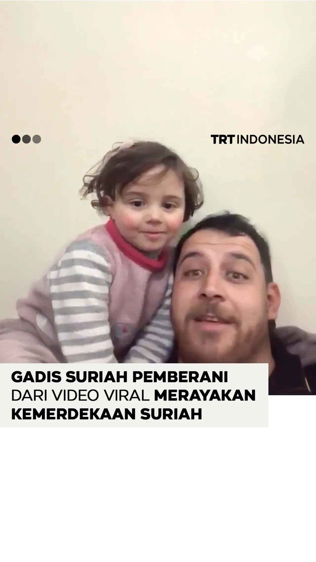 Anak perempuan Suriah yang diajari ayahnya menertawakan bom merayakan kebebasan Suriah