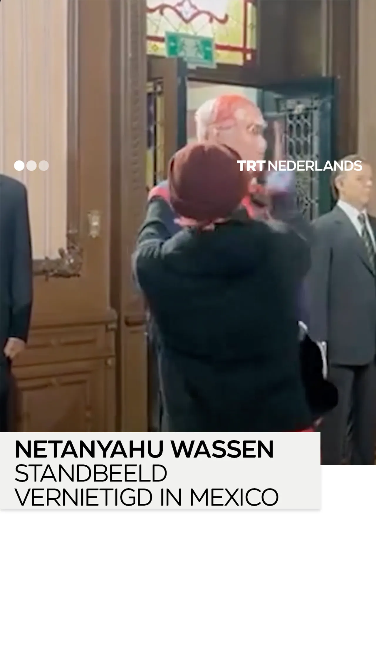 Activist vernielt Netanyahu-standbeeld