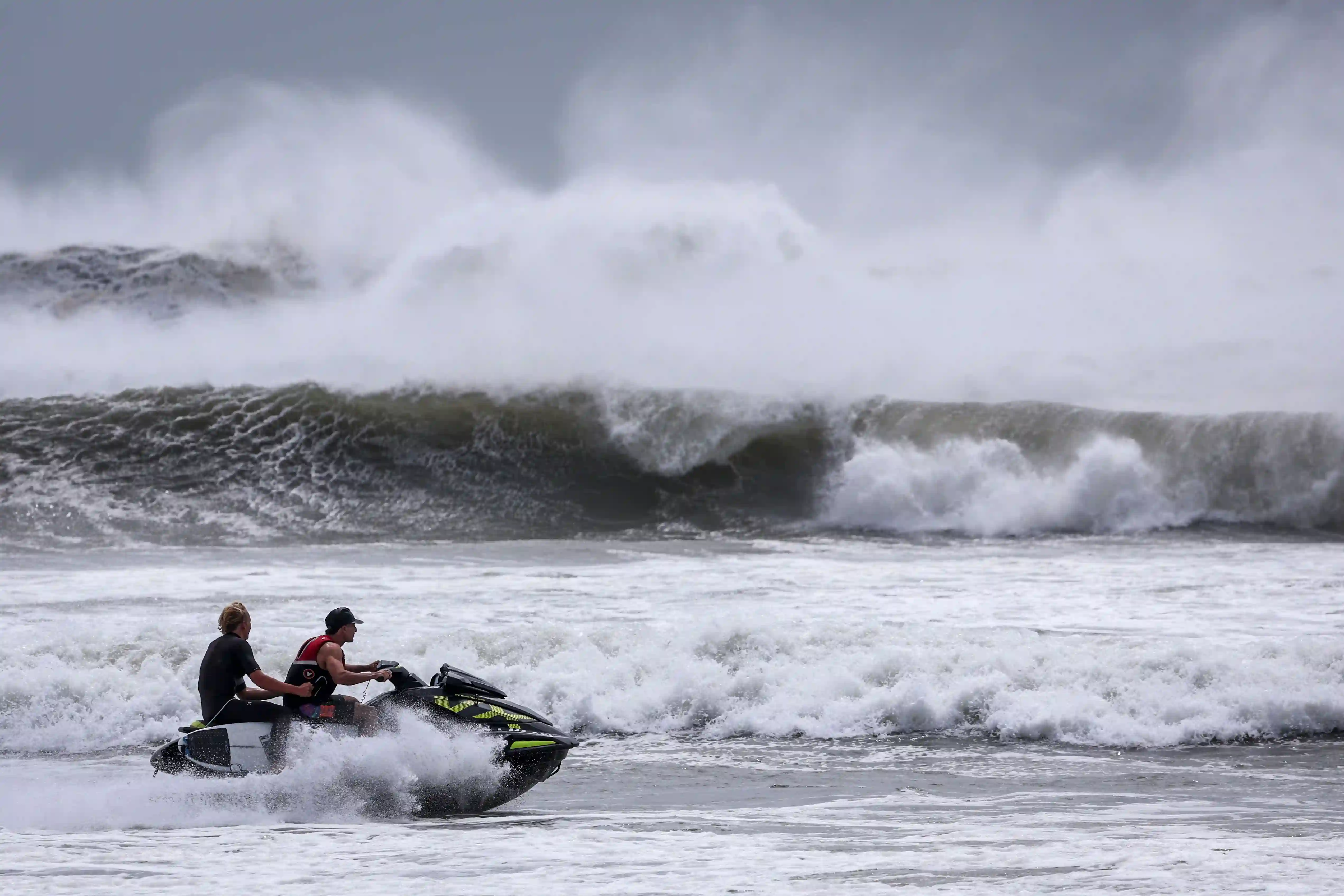 Cyclone Alfred dey hot for Australia as millions dey prepare for am