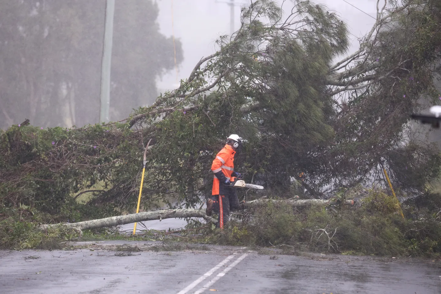 Cyklon Alfred stagnuje u wschodnich wybrzeży Australii, gdy miliony ludzi przygotowują się na jego nadejście