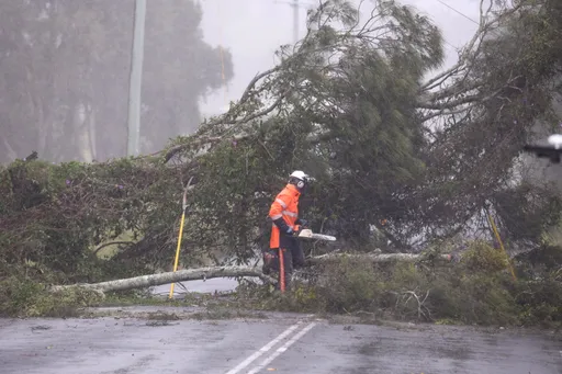 Cyklon Alfred stagnuje u wschodnich wybrzeży Australii, gdy miliony ludzi przygotowują się na jego nadejście