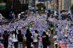 Korean medical students move to end 17-month education halt