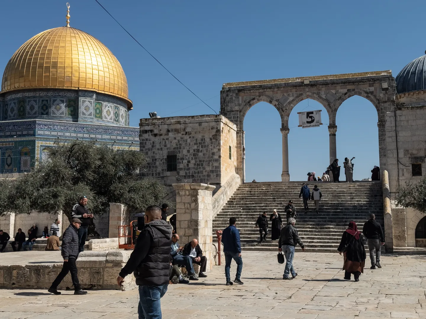 Δεκάδες χιλιάδες Παλαιστίνιοι προσευχήθηκαν στο Τέμενος αλ Άκσα παρά τους περιορισμούς του Ισραήλ