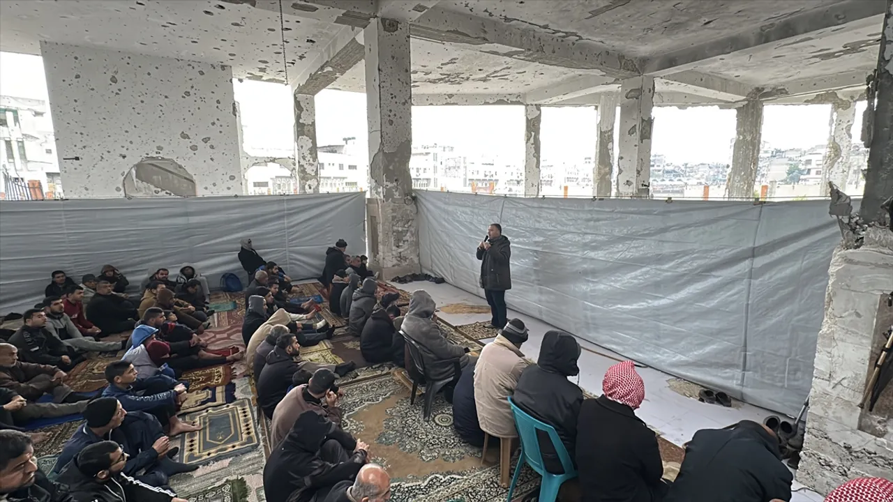 Hamas calls Gaza crossing closures a 'war crime,' urges international action