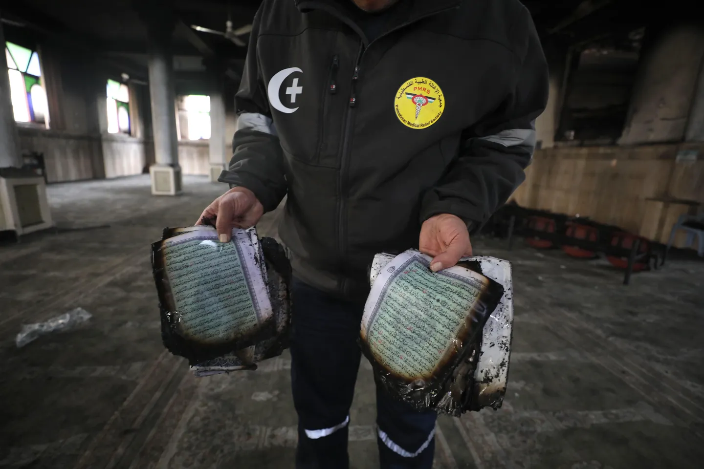 الاحتلال يضرم النار في مسجد بنابلس ويغلق الحرم الإبراهيمي.. وحماس تطالب بتصعيد المقاومة