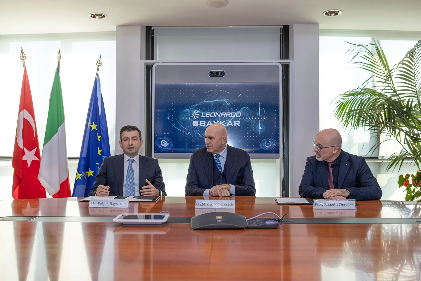 وزير دفاع إيطاليا يرحّب باتفاقية الشراكة بين بايكار التركية وليوناردو الإيطالية