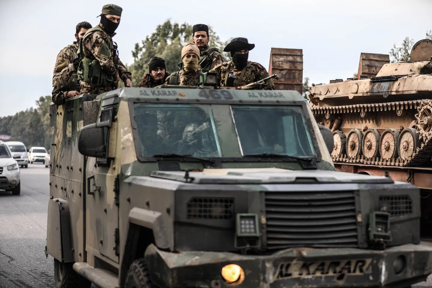 تعزيزات عسكرية من دمشق تصل إلى طرطوس.. والسلطات السورية تمدد حظر التجوال حتى غداً السبت