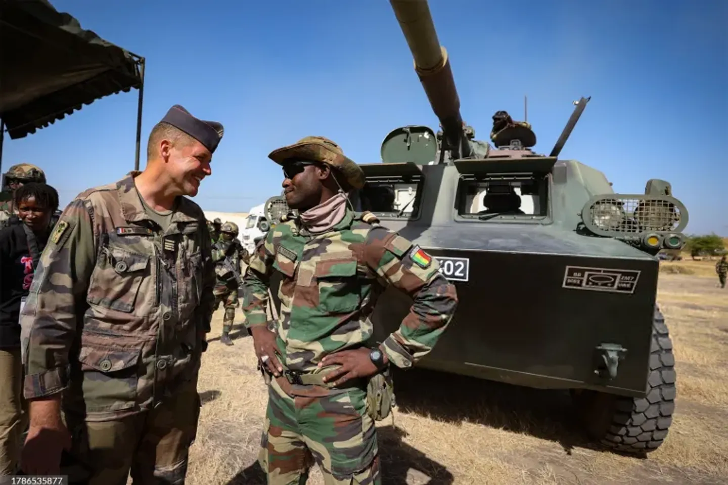 في سياق انسحابها من السنغال.. باريس تعيد أولى المنشآت العسكرية إلى داكار