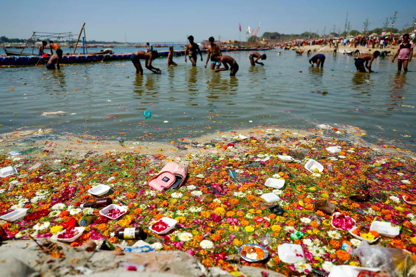 يېڭى دېھلىدىكى يامۇنا دەرياسى زەھەرلىك كۆپۈك بىلەن قاپلاندى