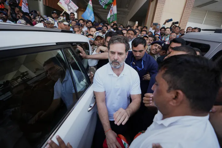 लोकसभा में विपक्ष के नेता राहुल गांधी ने सरकार पर उनकी विदेश बैठकों को रोकने का आरोप लगाया