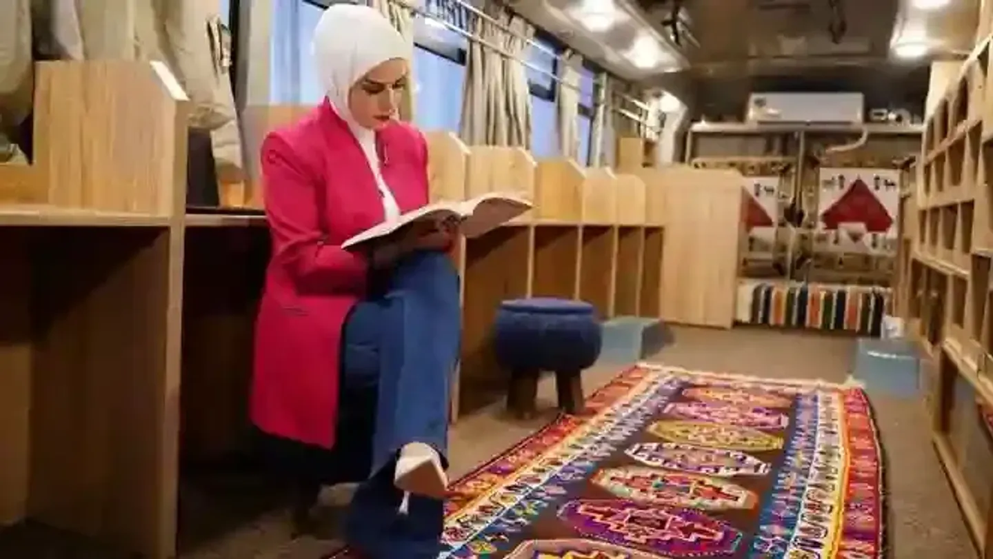 Hamburq Mosulun ilk mobil kitabxanasına ilham verir