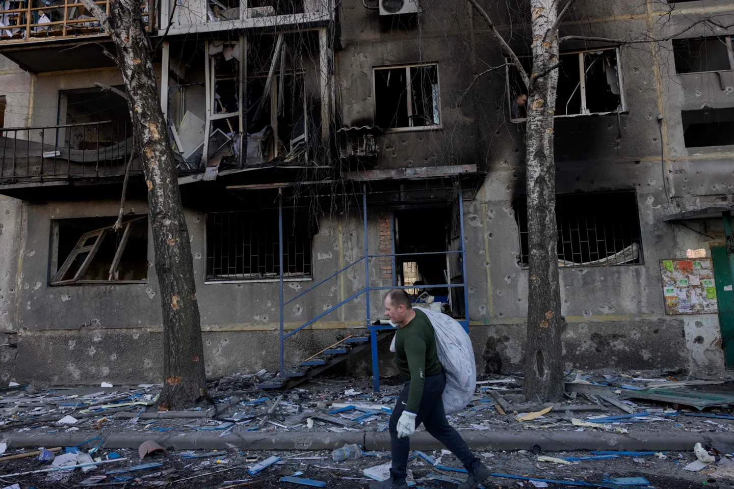 Une raffinerie de pétrole attaquée en Russie, de nouvelles frappes russes dans l'est de l'Ukraine