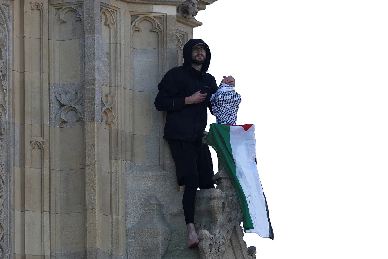 London: Mann klettert mit Palästina-Flagge auf Big Ben