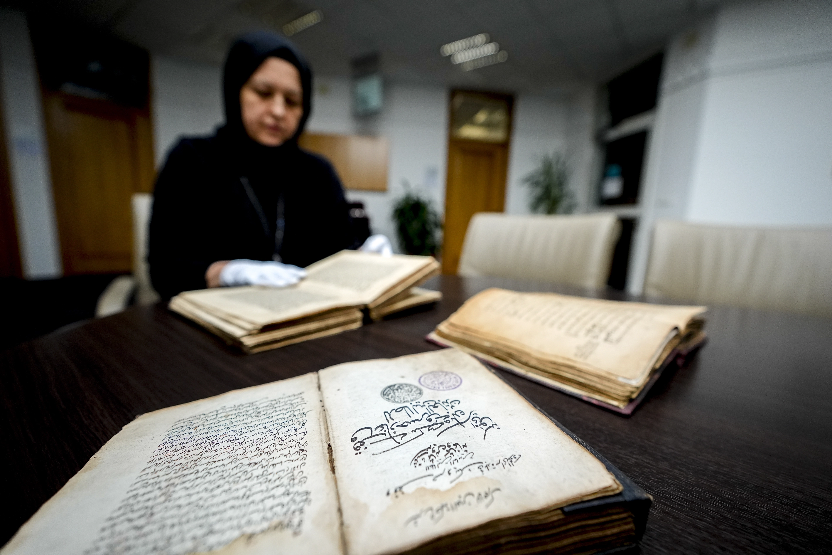 U biblioteci se čuva i bogata zbirka prijepisa Kur'ana iz različitih perioda.