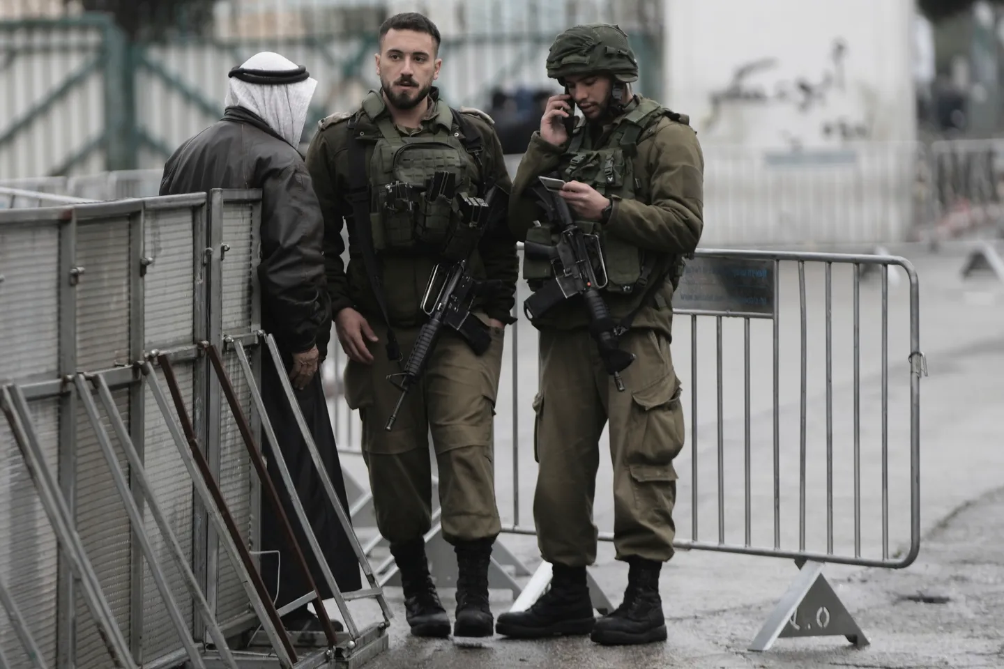 الضفة الغربية.. مستوطنون يعتدون على تجمّع فلسطيني والاحتلال يغلق حواجز ويقتحم بلدات