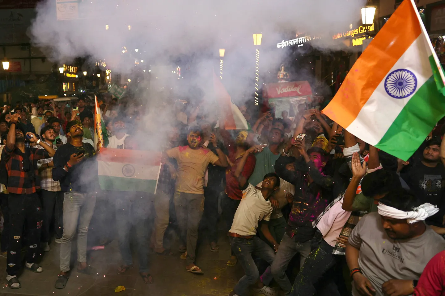 Fyrverkerier tända utanför moské under firandet av cricketvinst skadar fyra