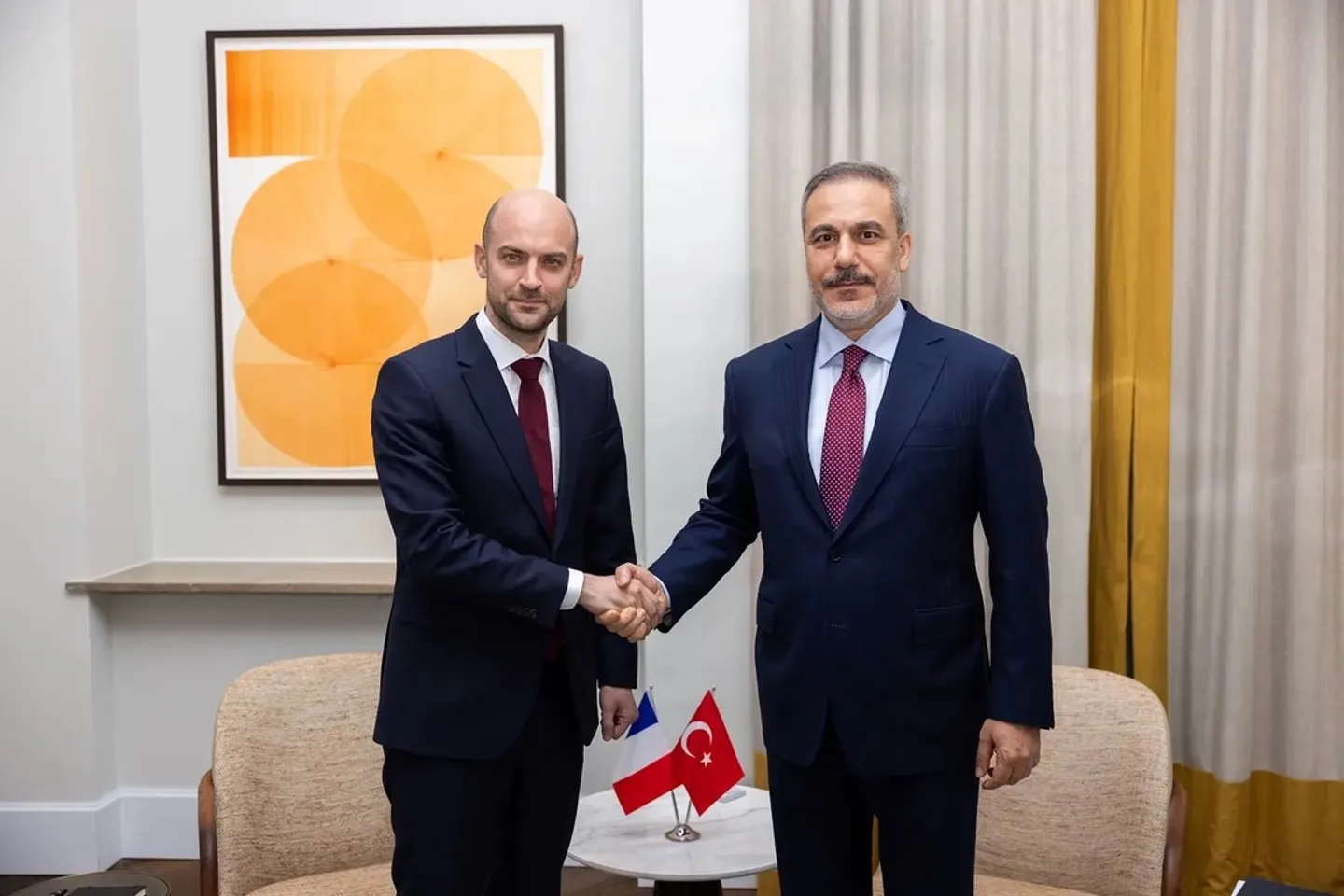 Le chef de la diplomatie turc Hakan Fidan s’entretient avec son homologue français