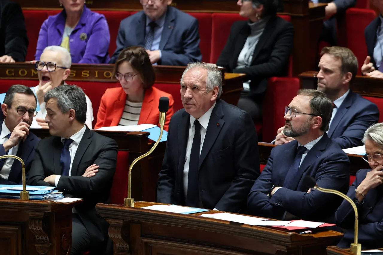 Trois rassemblements à Paris ce dimanche: Bayrou appelle à éviter la confrontation