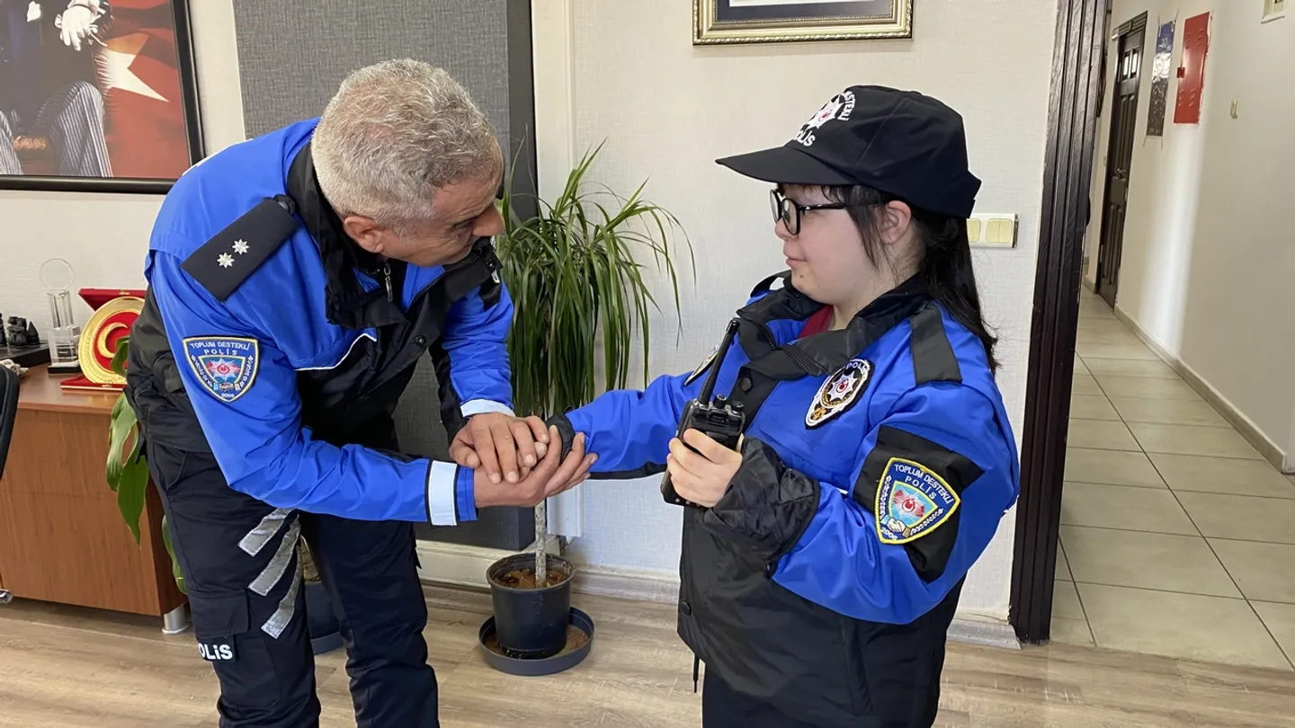 Türkiye, realizohet për një ditë ëndrra e një vajze me sindromën Down për t‘u bërë police