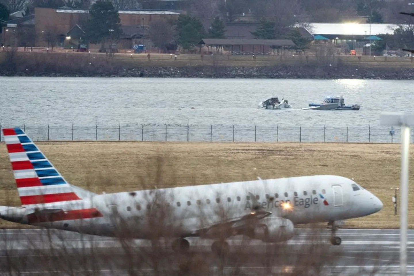 미국 수도 근처 레이건 공항에서 의원들을 태운 비행기, 택시웨이에서 다른 항공기와 충돌