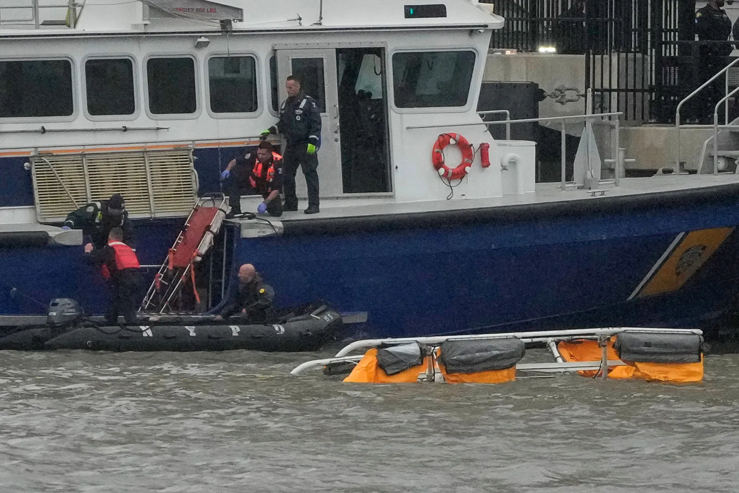 헬리콥터가 뉴욕의 허드슨 강에 추락하여 6명이 사망