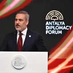 O acto de equilíbrio diplomático da Türkiye num mundo fragmentado