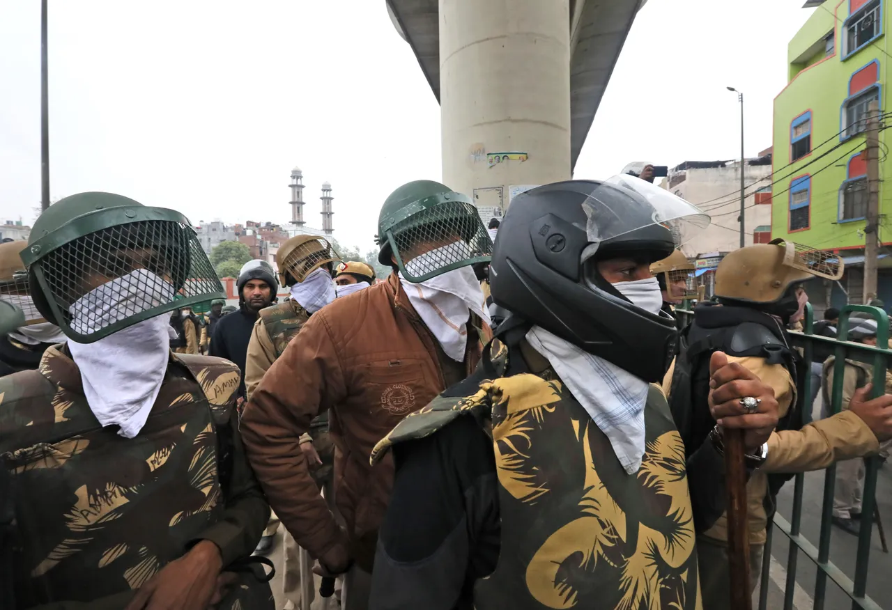 भारत पुलिस ने वक़्फ़ कानूनों में बदलाव को लेकर हुई हिंसा के बीच 100 से अधिक लोगों को गिरफ़्तार किया